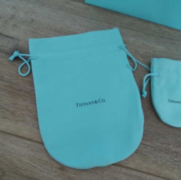 Tiffany & Co. Small Shopping Bag And Two Drawstring Jewelry Pouches - Picture 8 of 9